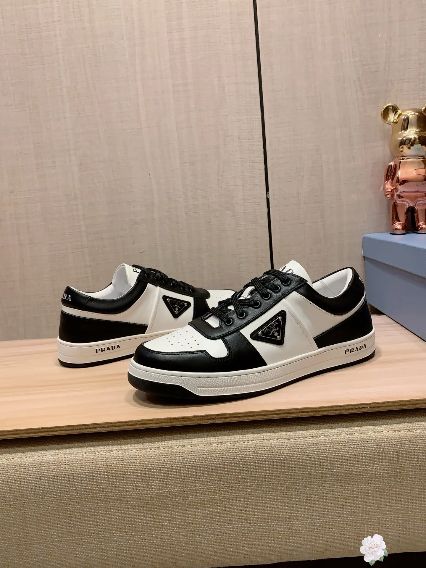 Men's Men's Shoes💰442💰💰🎩🎩[Lightning][Lightning] "PRADA*" The latest and most popular casual shoes, top brand [seduce] luxury ~ purchasing agency, top quality ~. [Strong] The upper is made of imported breathable cowhide material ➕ breathable sheepskin feet (•) with fine workmanship. The original stylish and stylish soft rubber wear-resistant and non-slip outsole is light and comfortable on the feet. The real thing looks better when photographed in real life. 226: code: 38-44, white and black 4️⃣ colors selected